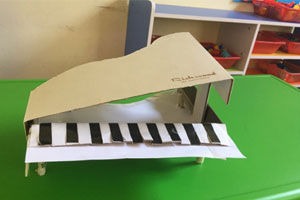 幼儿园表演区废旧的月饼盒做钢琴图片