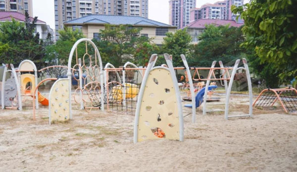 幼儿园户外游戏区图片