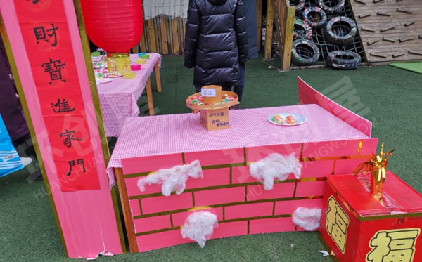 幼儿园户外新年美术展图片