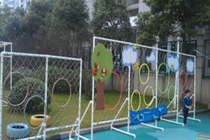 幼儿园户外运动多种器械环创图片4张