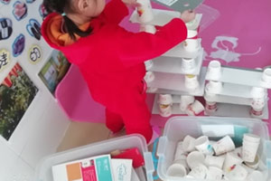 幼儿园建构区纸杯拼搭图片
