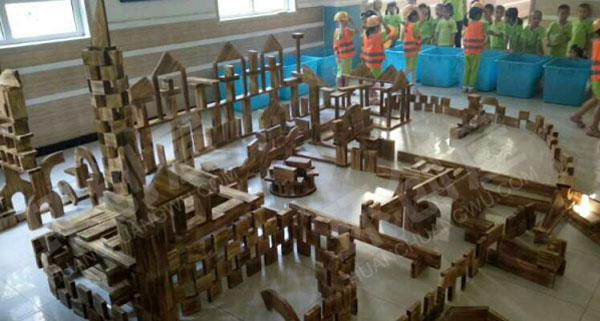 幼儿园建构区大型积木拼搭图片