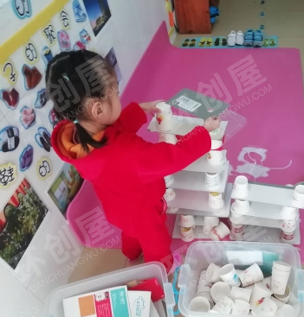 幼儿园建构区纸杯拼搭图片
