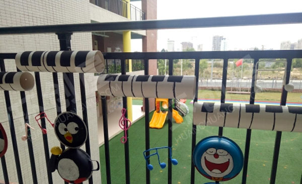 幼儿园走廊栏杆水管钢琴水管娃娃图片