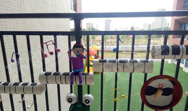 幼儿园走廊栏杆水管钢琴水管娃娃图片