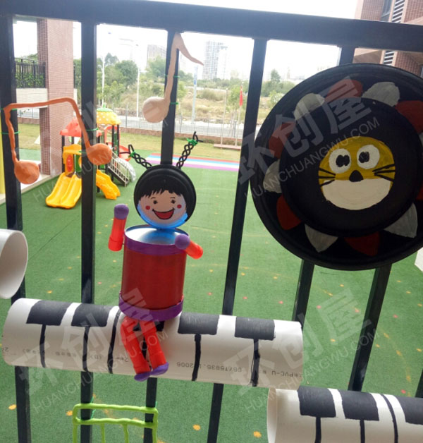 幼儿园走廊栏杆水管钢琴水管娃娃图片