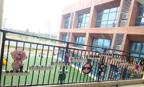幼儿园走廊栏杆水管钢琴水管娃娃图片