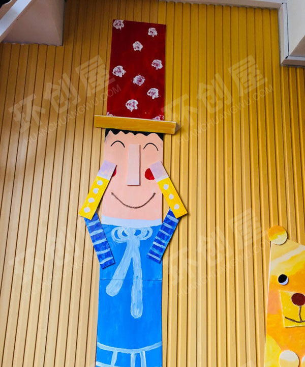 幼儿园走廊楼梯卡通人环创图片