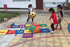幼儿园自制户外活动玩具跳格子图片