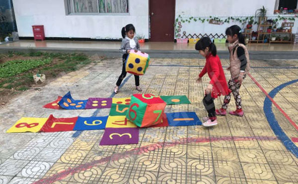 幼儿园自制户外活动玩具跳格子图片