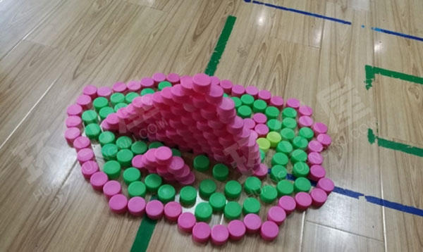 幼儿园建构区好玩的瓶盖图片