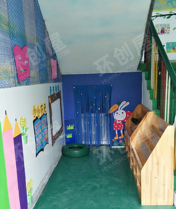 幼儿园楼梯口小空间书吧图片