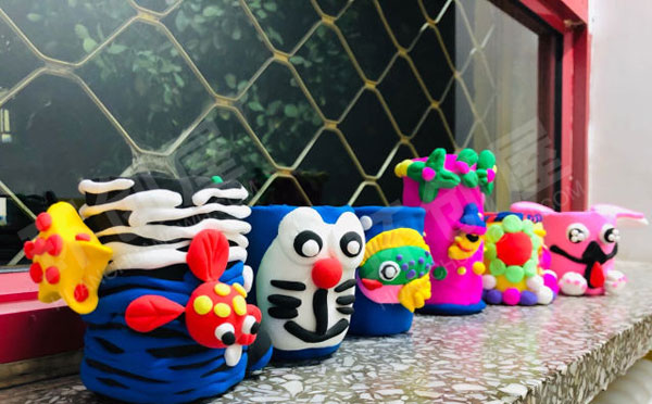 幼儿园炫丽多彩的美工区图片