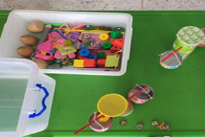 幼儿园科学区废物利用制作科学玩教具图片5张