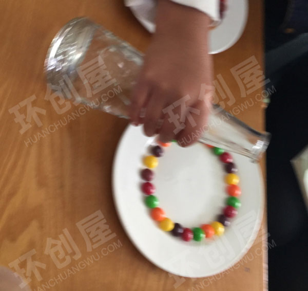 幼儿园科学区彩虹糖小实验图片