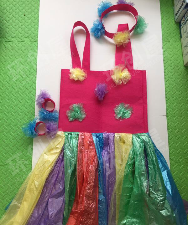 幼儿园表演区自制环保服图片