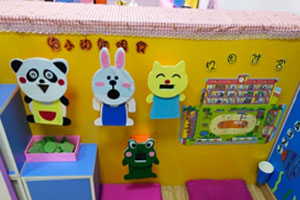 幼儿园环创益智区自制各种教玩具图片6张
