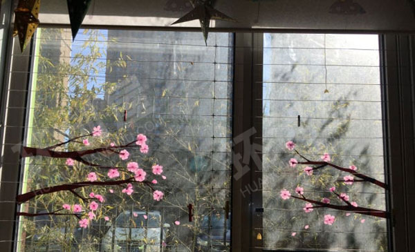 幼儿园春天窗户装饰桃花盛开图片