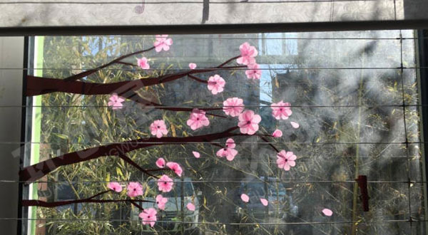 幼儿园春天窗户装饰桃花盛开图片
