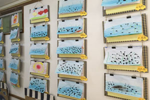 幼儿园手指点画蝌蚪作品展示图片2张
