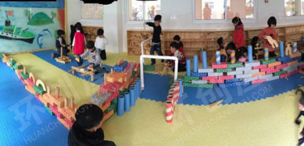 幼儿园建构区桥的搭建图片