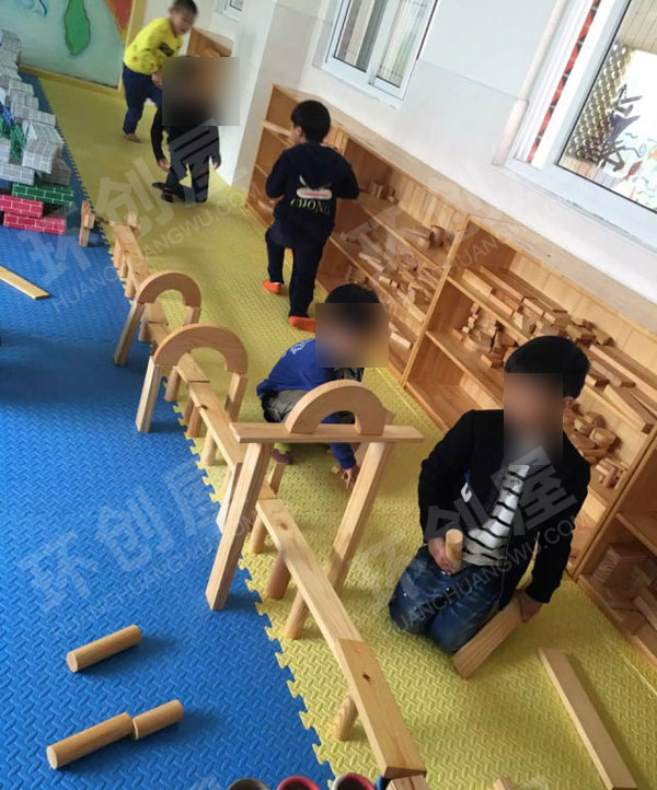 幼儿园建构区桥的搭建图片