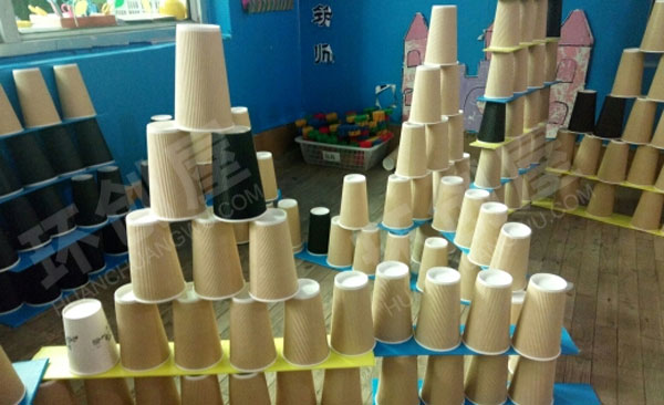 幼儿园环创建构区纸杯搭建图片