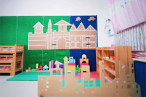 幼儿园建构区纸箱废物利用墙面设计图片