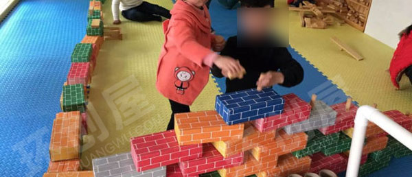 幼儿园建构区桥的搭建图片