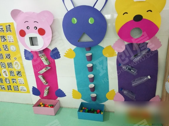 幼儿园科探区给小动物投食图片