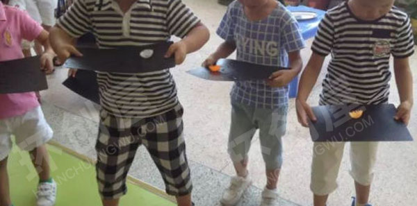 幼儿园科探区会黏的水旋转乒乓球图片