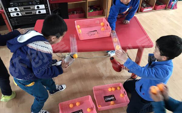幼儿园科探区行走的乒乓球图片