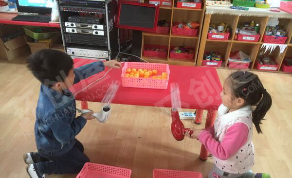 幼儿园科探区行走的乒乓球图片