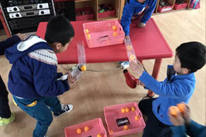 幼儿园科探区行走的乒乓球图片2张