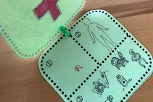 幼儿园角色游戏小医院的病历卡制作图片5张