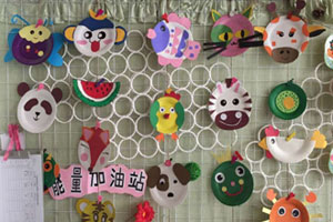 幼儿园纸盘变身墙面布置图片