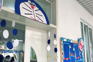 幼儿园卡通风多拉a梦门窗环创图片