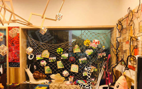 幼儿园美术室里各种作品展示图片