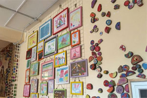幼儿园墙面各种扎染涂色作品展示图片3张