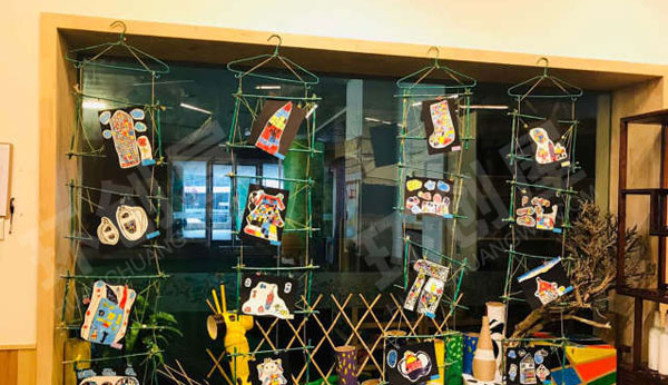 幼儿园美术室里各种作品展示图片