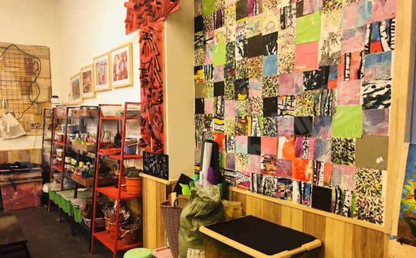 幼儿园美术室里各种作品展示图片