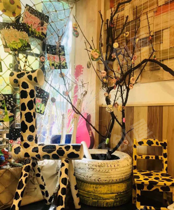 幼儿园美术室里各种作品展示图片