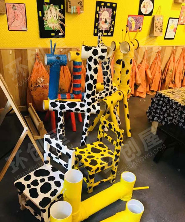 幼儿园美术室里各种作品展示图片