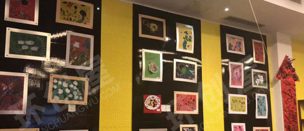 幼儿园美术室里各种作品展示图片