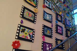 幼儿园黑白卡纸制作作品展示墙图片