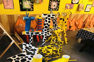 幼儿园美术室里各种作品展示图片7张