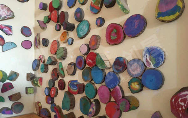 幼儿园墙面各种扎染涂色作品展示图片