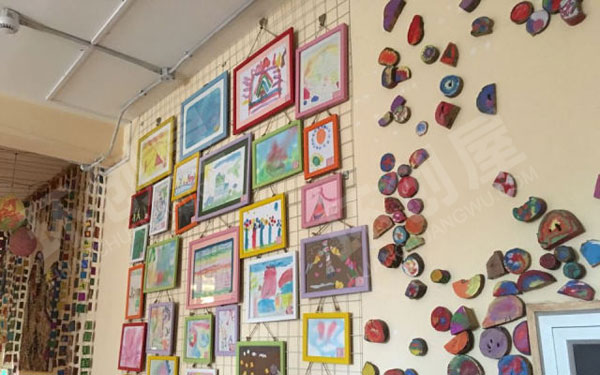 幼儿园墙面各种扎染涂色作品展示图片