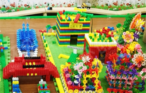 幼儿园雪花片乐高搭建的番茄花园图片