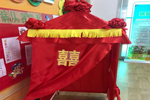 幼儿园表演区迎亲花轿图片3张